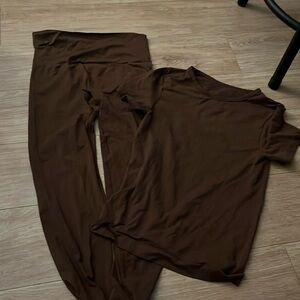 SKIMS 2 piece soft smoothing t shirt and leggings in Cocoa - size M